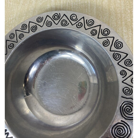 Wilton Armtale Pewter Reggae 12.5" Round Server Casserole Baking Dish - Picture 5 of 7